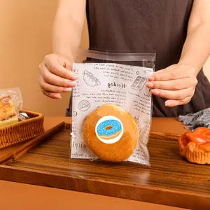 Nahaufnahme eines blauen Donut-Siegelaufklebers auf einer klaren Bäckereiverpackung