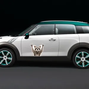 Autocollant drôle de raton laveur appliqué sur une portière de voiture blanche, look cool.