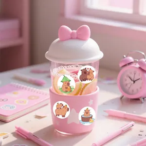 Detailansicht süßer Cartoon-Wasserschwein-PVC-Aufkleber auf einem rosa Becher für DIY-Deko