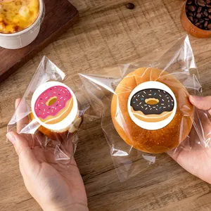 Nahaufnahme von dekorativen Donut-Siegelaufklebern auf transparenten Brotverpackungstüten