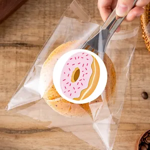 Detailansicht eines runden Donut-Aufklebers zum Verschließen einer klaren Gebäcktasche