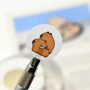 Nahaufnahme eines runden Cartoon-Wasserschwein-Stickers mit zwei humorvollen Wasserschweinen