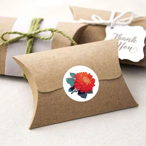 Autocollant floral décoratif sur une boîte cadeau en kraft pour emballage