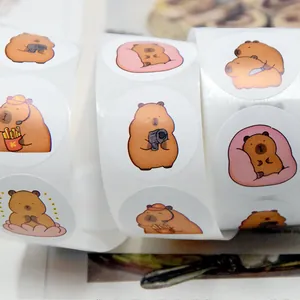 Nahaufnahme einer bunten Aufkleberrolle mit süßen Capybara-Designs für DIY-Dekorationen