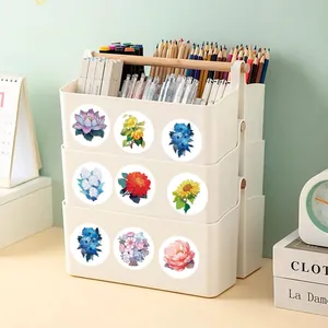Gros plan d'autocollants floraux colorés décorant un organisateur de bureau blanc moderne