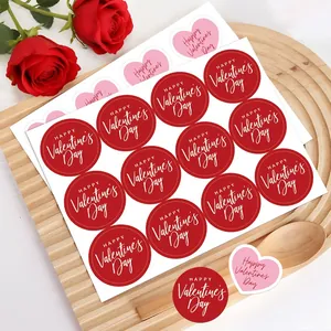 Detalle de pegatinas de sellado de San Valentín redondas rojas y rosas con corazones