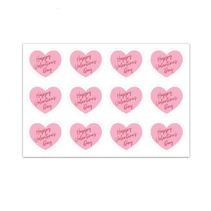 Primer plano de pegatinas de sellado de San Valentín con forma de corazón rosa.