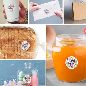 Autocollants fleuris 'Thank You' sur divers emballages et récipients pour décoration.