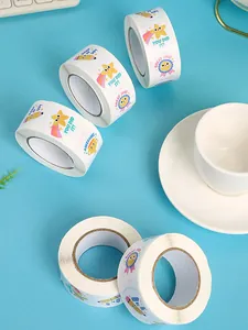 Vue détaillée de rouleaux d'autocollants de récompense avec textes motivants pour enfants