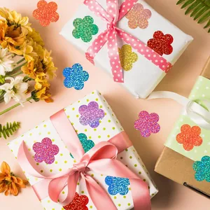 Detailansicht bunter Laser-Blumenaufkleber auf Geschenkboxen für DIY-Geschenkverpackungen.