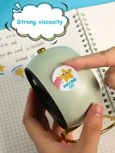 Gros plan d'un autocollant de récompense rond avec une étoile en cours d'application