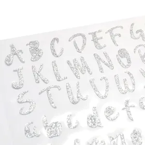 Primer plano de pegatinas de alfabeto con purpurina plateada para manualidades y DIY