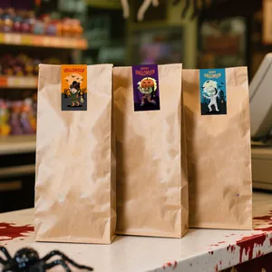 Halloween-Aufkleber mit Mumien- und Kürbis-Designs auf Party-Papiertüten aus Kraft