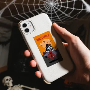 Detailansicht eines Halloween Vampir Stickers auf einer weißen Leder Handyhülle