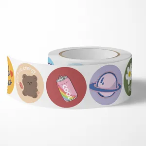 Primer plano detallado de varias pegatinas decorativas de dibujos animados para sellado DIY