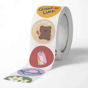 Detalle de un rollo de pegatinas de dibujos animados con oso y diseños de suerte
