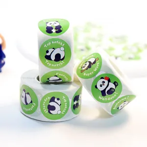 Primer plano de rollos de pegatinas de recompensa de panda con textos de ánimo en inglés