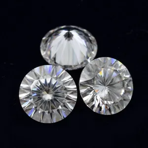 Vue macro de trois diamants moissanite ronds avec une coupe de 16 cœurs et 16 flèches