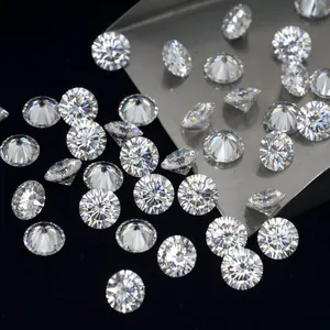 Gros plan de diamants moissanite ronds avec une coupe à seize cœurs et flèches