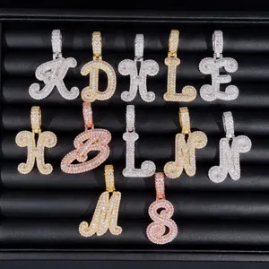 Pendentifs alphabet glacés en or et argent avec des pierres de moissanite étincelantes.