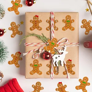 Funkelnde Laser-Lebkuchenmann-Sticker auf einer braunen Weihnachts-Geschenkbox.
