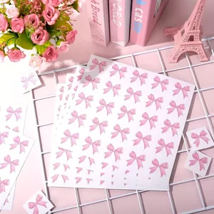 Gedetailleerde weergave van roze strikstickers op een witte decoratieve rasterachtergrond