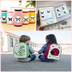 Detalle de pegatinas de mariposas coloridas aplicadas en un álbum y botellas de agua