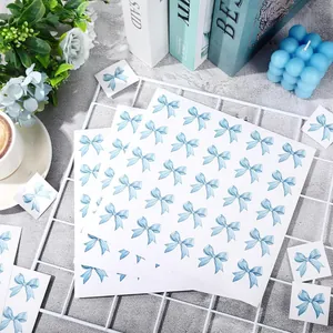 Decoratieve blauwe strik stickers op witte vellen voor cadeauverpakking en briefpapierartikelen