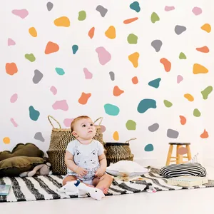 Escena de habitación con adhesivos de bloques de colores Morandi irregulares