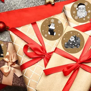 Detailansicht von runden Kraftpapier-Weihnachtsaufklebern auf festlichen Geschenkboxen