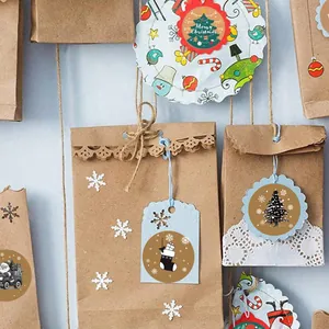 Nahaufnahme von 2,5 cm runden Weihnachtsaufklebern aus Kraftpapier auf Geschenktüten