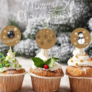 Detailansicht von runden Weihnachts-Kraftpapieraufklebern als festliche Cupcake-Topper