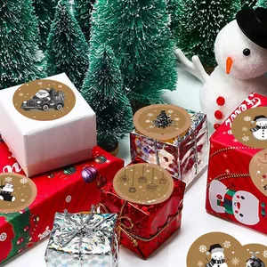 Detailansicht runder Weihnachts-Kraftpapieraufkleber auf festlichen Geschenkkartons