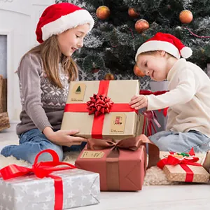 Vue détaillée des étiquettes de cadeaux de Noël festives en papier kraft sur les cadeaux