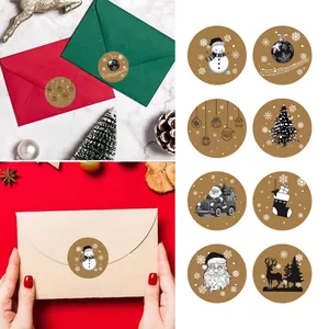 Sortierte 2,5 cm Kraftpapier-Weihnachtsaufkleber mit Weihnachtsmann- und Schneemanndesign.
