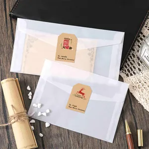 Étiquettes de Noël en papier kraft comme sceaux d'enveloppe élégants sur du vélin