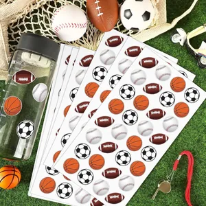 Fogli di adesivi sportivi impermeabili con disegni di calcio, basket e football americano.