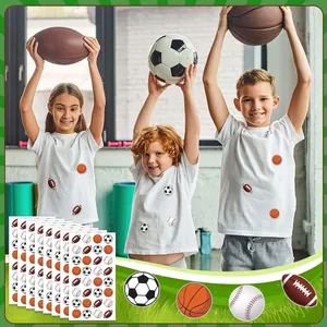 Dettaglio di adesivi sportivi per bambini con calcio, basket e rugby, impermeabili