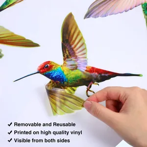 Gros plan d'un autocollant de fenêtre colibri amovible montrant la texture du vinyle