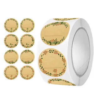 Primer plano de etiquetas adhesivas de papel kraft con motivos florales para regalos