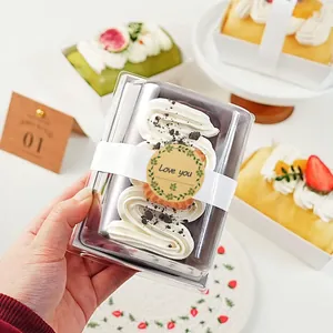 Primer plano de una pegatina redonda de papel kraft con Love You en una caja de pastel tarta