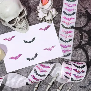 Détail macro d'autocollants chauve-souris laser violets pailletés pour Halloween