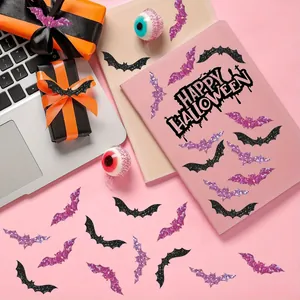 Autocollants de chauve-souris pailletés violets et noirs pour déco Halloween sur fond rose