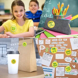 Vue détaillée de stickers citron motivationnels sur gobelet, sac et papeterie.