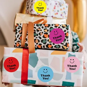 Vue détaillée d'autocollants Thank You colorés avec smiley pour sceller des cadeaux