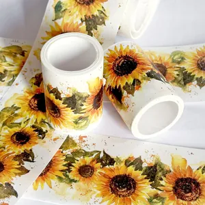 Detailopname van vintage aquarel zonnebloempatroon op washi tape rollen