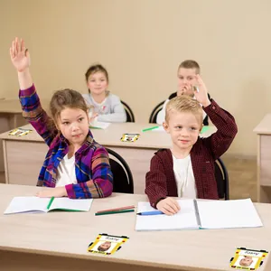 Personalisierte Schulbus-Namensschilder für Kinder mit Fotoplatz auf dem Schreibtisch.
