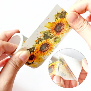 Detail van zonnebloem washi tape met floraal aquarelpatroon en schutblad op witte achtergrond