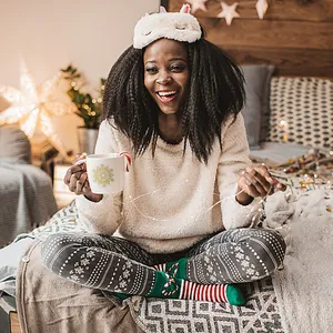 Gouden sneeuwvlok kerststicker op een witte mok in een gezellige huiselijke sfeer.