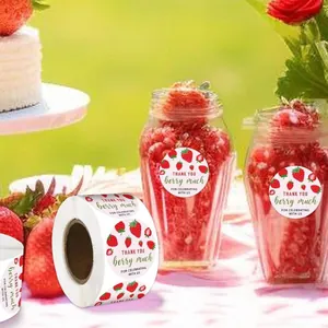 Κοντινό πλάνο με αυτοκόλλητα φράουλας Thank You Berry Much σε γυάλινα βάζα πάρτι
